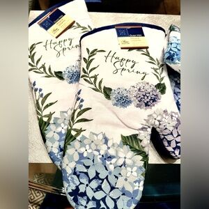 New Home Collection 2 Oven Mitts Floral & 1 Kitchen Towel. White, Blue, Lavender
